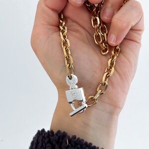 Gold chunky silver toggle chain necklace.